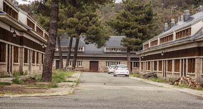 Calle principal del poblado de los trabajadores del Valle, en el área donde se alzaban hasta finales de los años ciencuenta los barracones de los obreros y presos.