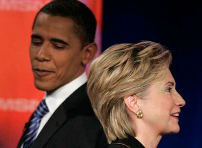 Barack Obama y Hillary Clinton, en el transcurso de un debate sobre sus programas electorales en Hollywood.