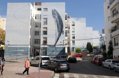 'Día de pesca' ocupa seis fachadas de la barriada de Isabel Simón. El artista José Fernández Ríos firma esta y otras tres obras urbanas de las 50 que hay repartidas por Estepona.