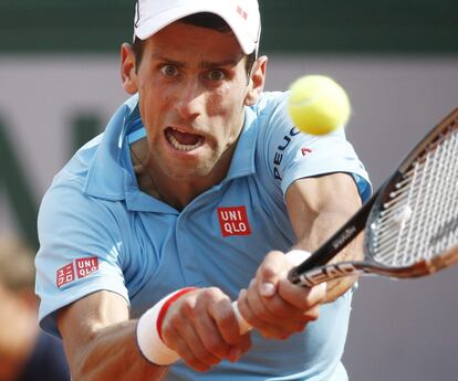 Djokovic golpea un revés durante la final masculina de Roland Garros 2014.