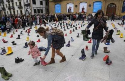 Cuidadanos entregan calzado para su envío a los refugiados.