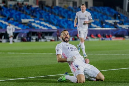 Karim Benzema celebra su primer gol al Borussia Mönchengladbach en el Di Stéfano.