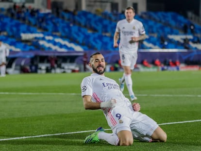 Karim Benzema celebra su primer gol al Borussia Mönchengladbach en el Di Stéfano.