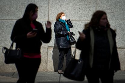 Personas llevando mascarillas por las calles de Madrid este martes.