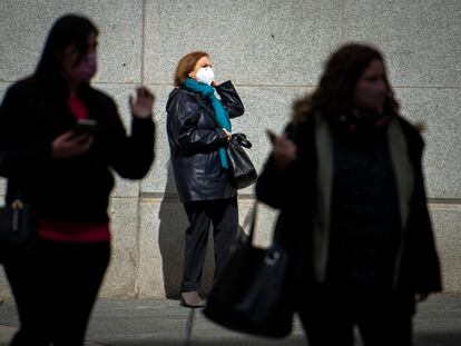 Personas llevando mascarillas por las calles de Madrid este martes.