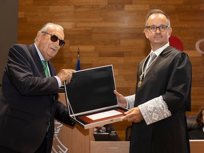 Carlos Fabra recibe una placa concedida por el Colegio de Abogados de Castellón por sus 50 años de ejercicio de la abogacía.
