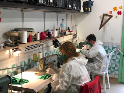 Voluntarios de Sentmenat cosen mascarillas en la asociación de vecinos.