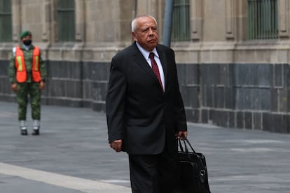 Francisco Garduño a las afueras del Palacio Nacional.