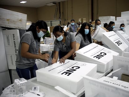 Trabajadores empiezan a ordenar el material que se usará en las elecciones en Honduras.