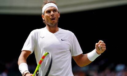 Nadal celebra un punto contra Sousa en la central de Wimbledon.