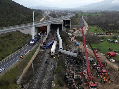 Personal de rescate trabajan junto a los dos trenes siniestrados en Tempe, este jueves. 