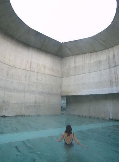 Panticosa cuenta con una espectacular piscina abierta al exterior mediante un óculo.