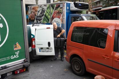 Jose, que repara instalaciones de telefonía, saca como puede su maleta de herramientas en un chaflán de la calle de Mallorca de Barcelona donde el pasado jueves llegó a haber hasta ocho vehículos profesionales mal aparcados por falta de plazas.