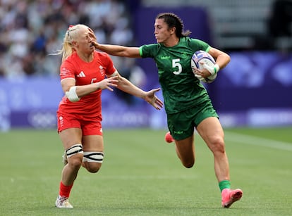 Amee Leigh Murphy Crowe del equipo de Irlanda es empujada por Heather Cowell del equipo de Gran Bretaña durante el partido de rugby femenino, el 28 de julio.