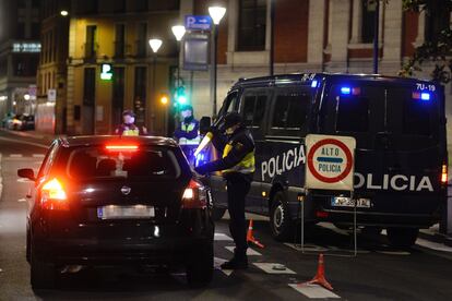 Un policía nacional durante un control en Valladolid tras el toque de queda impuesto por la Junta de Castilla y León.