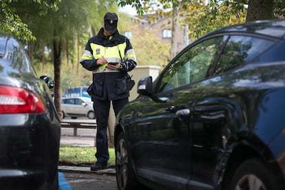 Un vigilant de parquímetre a Barcelona.