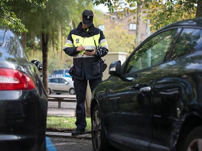 Un vigilante de parquímetro en Barcelona.