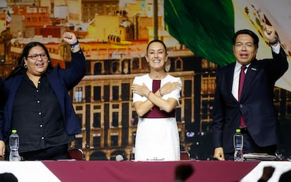 Citlalli Hernández, Claudia Sheinbaum y Mario Delgado, en una reunión con los legisladores morenistas, en junio.