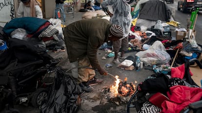 Personas sin hogar en Skid Row, Los Ángeles, el pasado febrero.