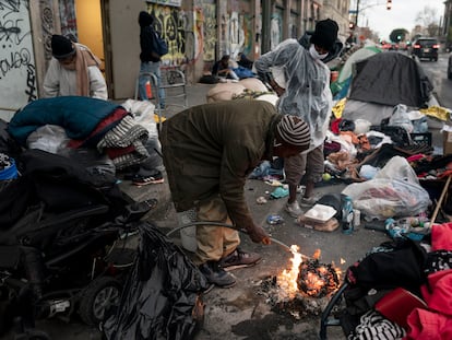 Personas sin hogar en Skid Row, Los Ángeles, el pasado febrero.