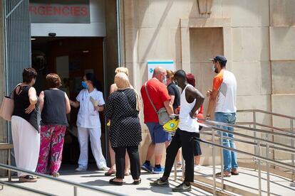 Varias personas esperan para ser atendidas en las urgencias de un centro de salud en Lleida donde se centralizan las pruebas de covid-19, el 14 de julio.