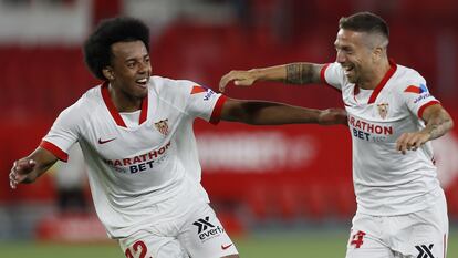 Koundé y el Papu Gómez celebran el gol del triunfo del argentino.