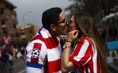 Una pareja de aficionados del Atlético en los aledaños del Calderón antes del partido contra el Málaga.