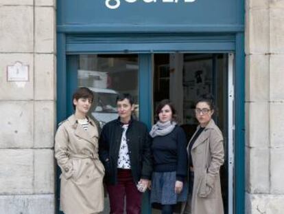 Beatriz Cavia, Isabel de Naverán, Miren Jaio y Leire Vergara, en la puerta de Bulegoa z/b.