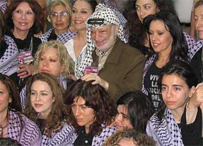 El presidente palestino, Yasir Arafat, rodeado de artistas y escritoras españolas, ayer en Ramala.