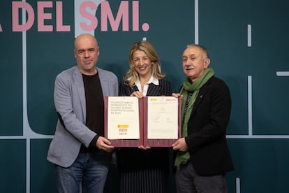 La vicepresidenta segunda del Gobierno, Yolanda Díaz, junto a los secretarios generales de CCOO y UGT, Unai Sordo y Pepe Álvarez, respectivamente, en el acto de la firma del acuerdo para la subida del salario mínimo interprofesional.