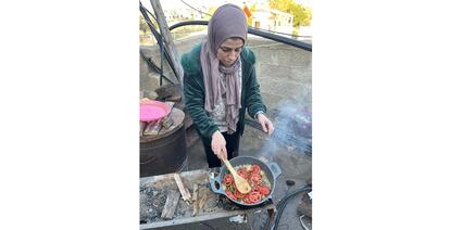 Doaa Ulyan aparece, visiblemente desmejorada, en su refugio de Gaza, en otra imagen cedida.