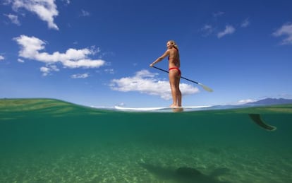 Practicando &#039;Stand-Up Paddleboard&#039; en Napili Bay, en Maui (Haw&aacute;i).