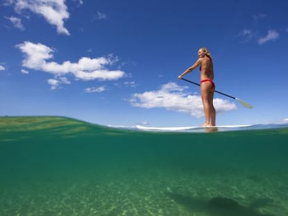 Practicando &#039;Stand-Up Paddleboard&#039; en Napili Bay, en Maui (Haw&aacute;i).