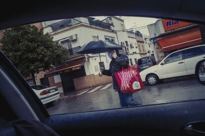 Un hombre con una pantalla protectora facial, camina por la calle Ingeniero la Cierva, en el barrio de Rochelambert, el 15 de abril.