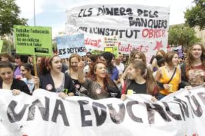 Varios miles de estudiantes, profesores y padres y madres de alumnos durante una manifestación en la plaza Universitat de Barcelona. EFE/Archivo