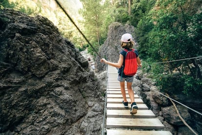 Esta bella excursión en la comarca de Matarraña se divide en tres tramos: un acceso de seis kilómetros por camino asfaltado desde el pueblo de Beceite (hay aparcamientos de pago para los vehículos) a este bello paraje natural en torno al río Matarraña; una pista (sin asfaltar) de algo menos de un kilómetro, donde se pueden visitar las pinturas rupestres de la Fenellassa y hacer un recorrido botánico. Y la ruta del Parrizal propiamente dicha, de ocho kilómetros (ida y vuelta), que arranca en una pasarela de madera y remonta el río hasta llegar al abrupto cañón Els Estrets del Parrissal. El baño está prohibido. Más información: <a href=" http://www.beceite.es/turismo/rutas-por-beceite/parrizal-pesquera-pantano-de-pena/1-parrizal/" target="_blank">beceite.es</a>