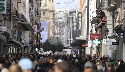Cientos de personas en la céntrica Calle Preciados de Madrid en Navidades.