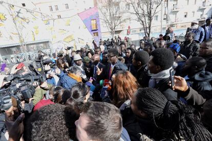 Un grupo de ciudadanos se concentran en la plaza Nelson Mandela de Lavapiés.