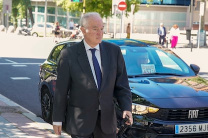 El magistrado Juan Carlos Peinado, cerca de los juzgados de Plaza de Castilla, en Madrid, el pasado verano.