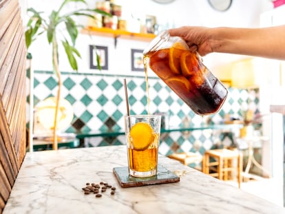 Café Cold Brew con naranja en la cafetería El perro de Pavlov, en el barrio madrileño de La Latina.