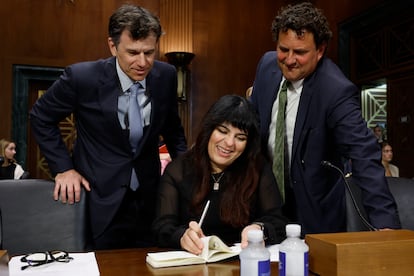 La ilustradora Karla Ortiz, junto a los abogados Matthew Butterick (a su derecha) y Cadio Zirpoli, antes de testificar en el Subcomité de Propiedad Intelectual del Senado de EE UU, el pasado mes de julio.
