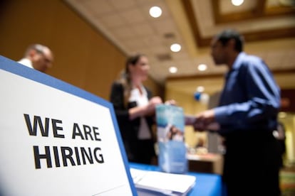 Una mesa de una oficina de empleo en San Jos&eacute;, California, con un cartel de &quot;estamos contratando&quot;.