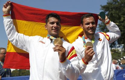 Saúl Craviotto and Cristian Toro celebrate their win.