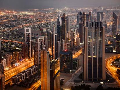 La vista de Sheikh Zayed Road en Dubai 