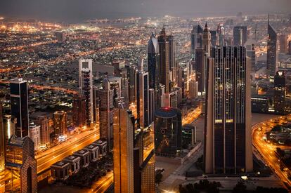 La vista de Sheikh Zayed Road en Dubai (Emiratos Árabes Unidos).