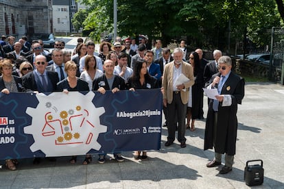 El decano del Colegio de Abogados de Cantabria, Andrés de Diego, leyendo un manifiesto durante la manifestación celebrada por abogados, el pasado 28 de junio, en Santander.