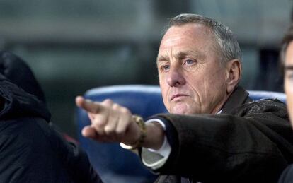 Cruyff dóna instruccions durant un partit del 2009, quan era el tècnic de la selecció catalana.