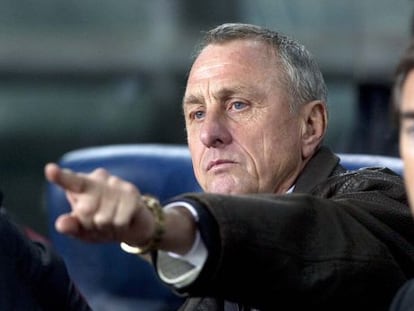 Cruyff dóna instruccions durant un partit del 2009, quan era el tècnic de la selecció catalana.