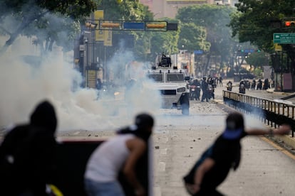 Manifestantes se enfrentan a la policía durante una protesta contra la reelección de Nicolás Maduro, el 29 de julio en Caracas (Venezuela).