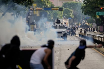 Manifestantes se enfrentan a la policía durante una protesta contra la reelección de Nicolás Maduro, el 29 de julio en Caracas (Venezuela). 